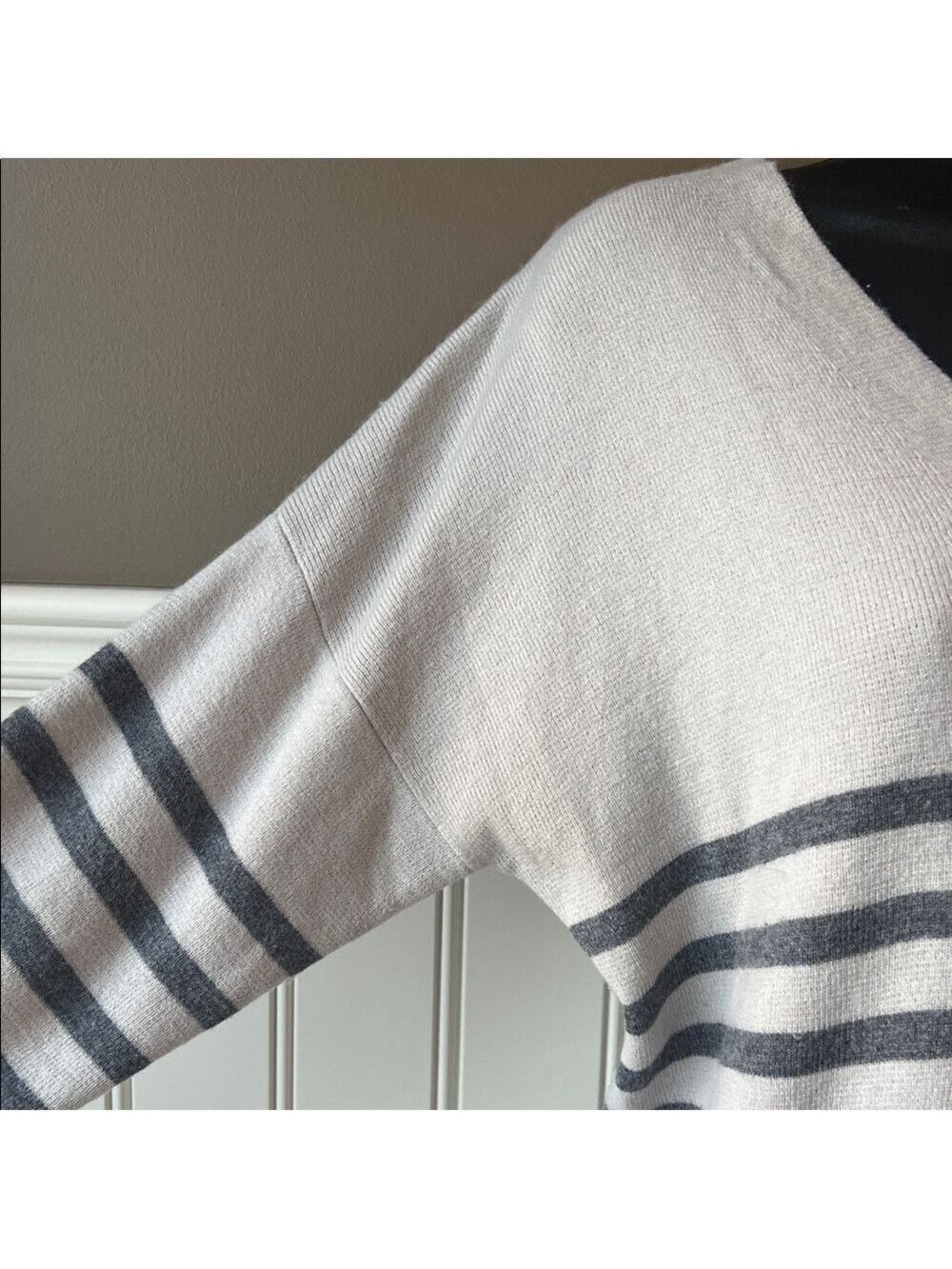 BANANA REPUBLIC Gray Striped VEE PULLOVER V-Neck Merino Wool Sweater - Picture 7 of 16